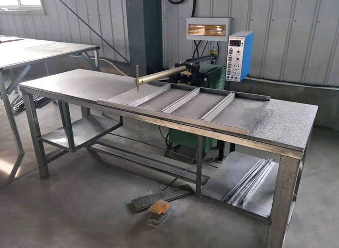 安陽(yáng)鼎諾貨架廠焊接設(shè)備